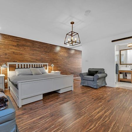 Amazing Fully Renovated Apartment On Queen St. Toronto Exterior photo